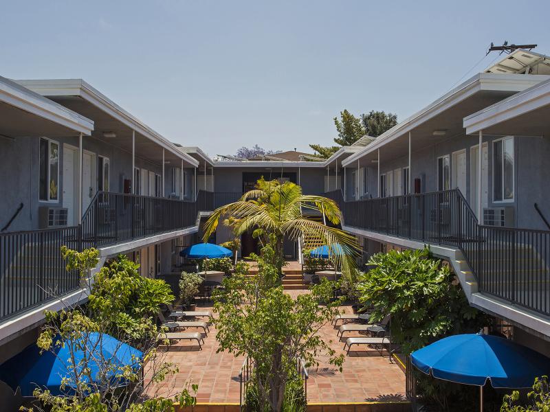 Courtyard at SureStay Santa Monica 