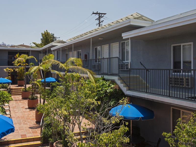 SureStay Santa Monica courtyard