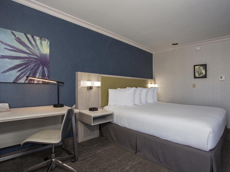 Queen bed in two room suite