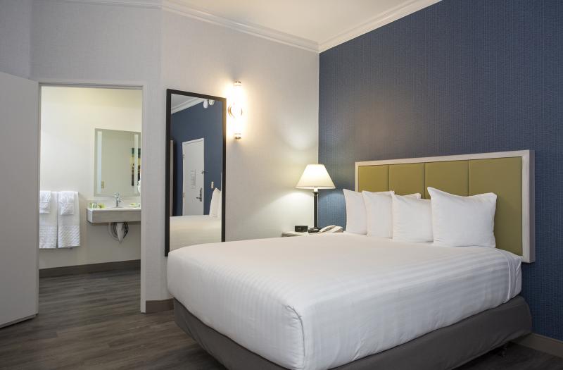 Santa Monica Hotel room with Queen Accessible Room