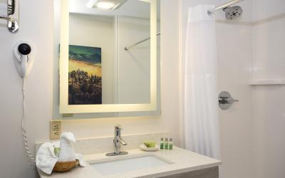 Santa Monica Hotel room bathroom