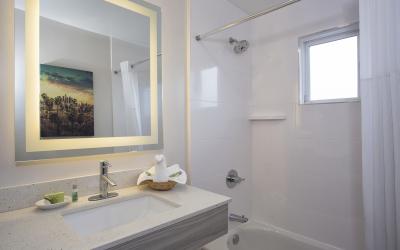 Santa Monica Hotel room bathroom