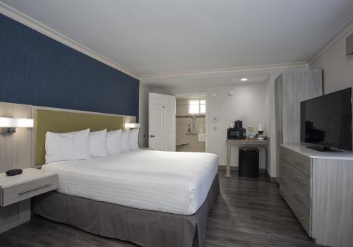King room at SureStay Santa Monica hotel near the beach